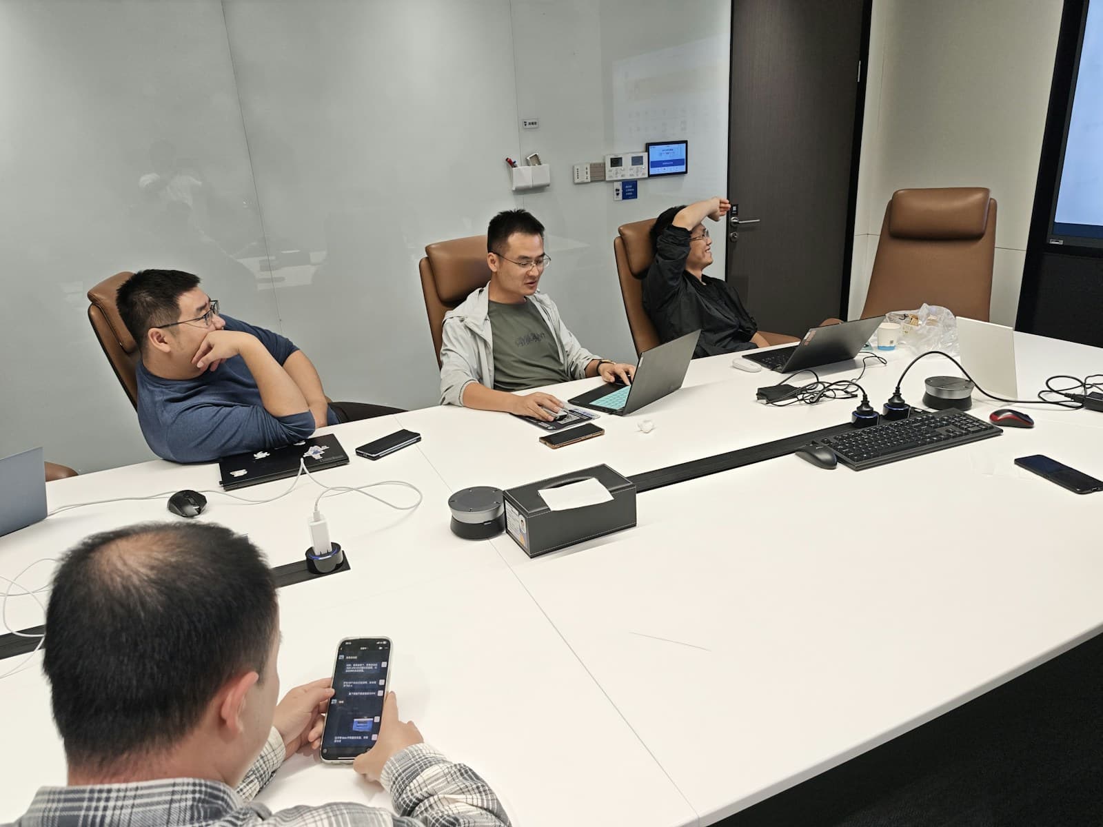Pessoas trabalhando em notebooks durante uma reunião